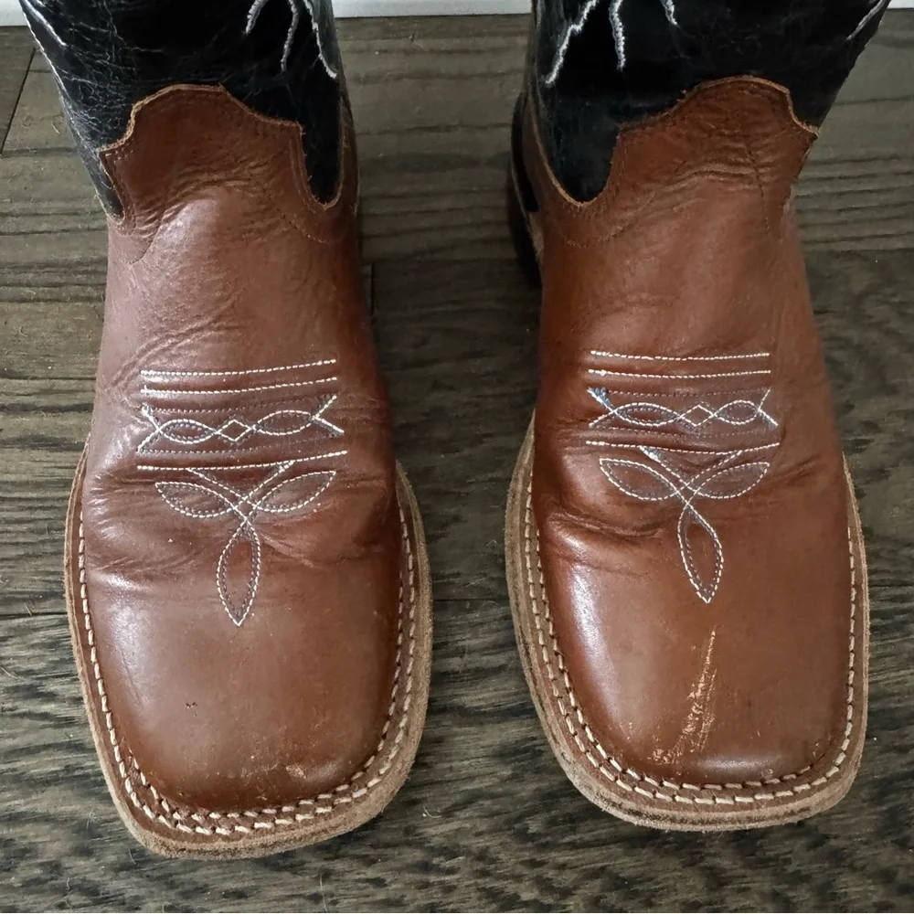 CODY JAMES YOUTH LIGHTENING WESTERN BOOTS
Size 5 - Picture 4 of 13